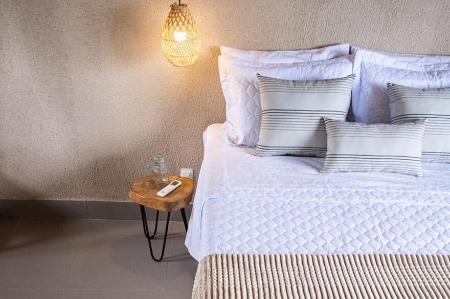 Quarto do chalé com cama queen na Villa Sinhá Ana.