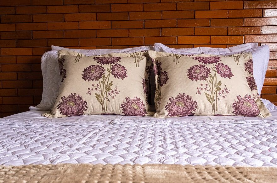 Cama queen do chalé da Villa Sinhá Ana.