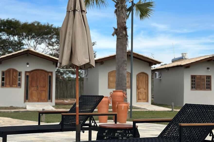 Fachada dos chalés da Villa Sinhá Ana.