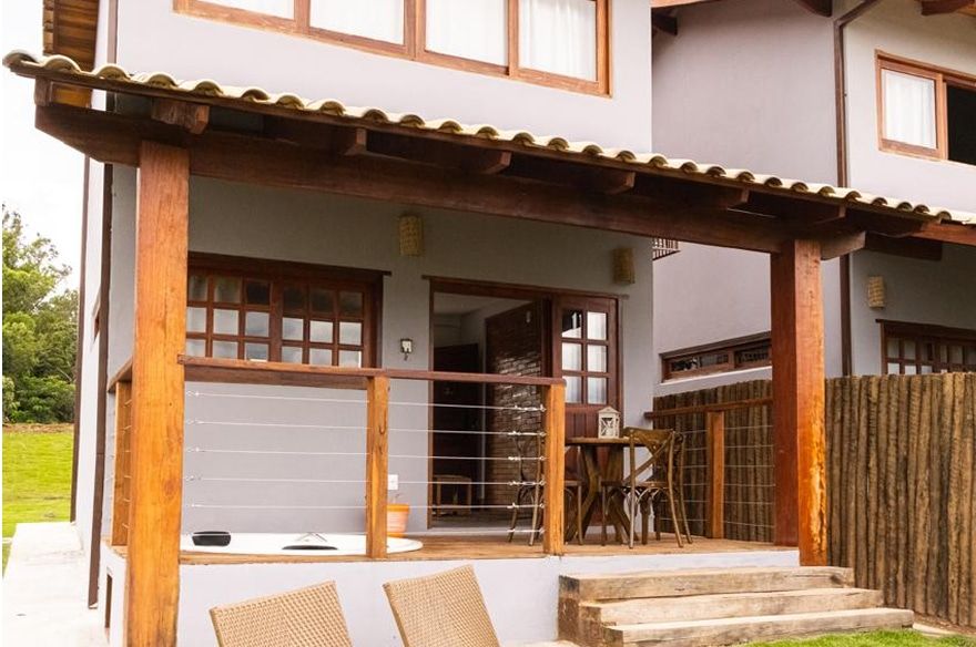Fachada do bangalô de dois andares da Villa Sinhá Ana.