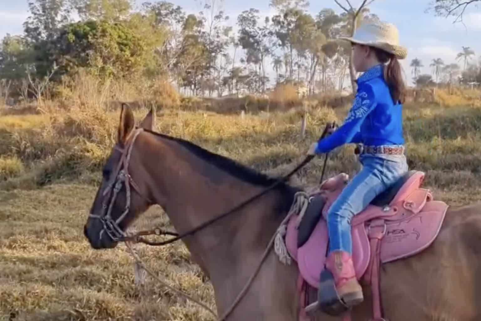 Cavalgada pelos campos da Villa em meio à paisagem do cerrado.