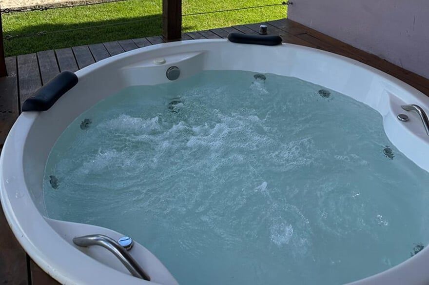 Jacuzzi privativa do bangalô da Villa Sinhá Ana.